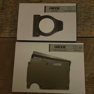 The Ridge Wallet Aluminum-Matte Olive and money clip plate for airtag